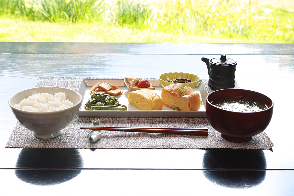 囲炉裏を囲み、語らい、和むひととき